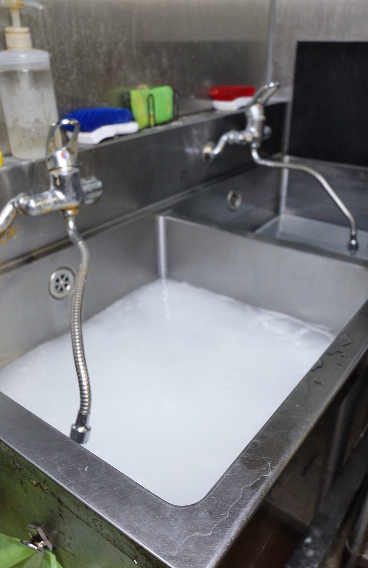 漬け置きする容器の水量を確認する