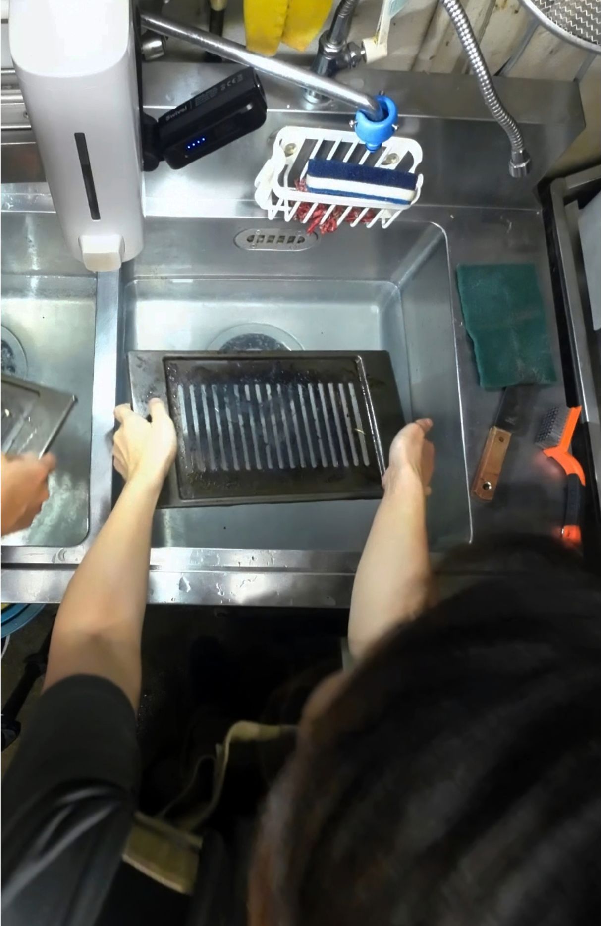 焼付きのある部品をIMPACT+へ浸漬する